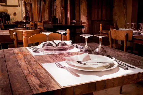 Sala di un ristorante con tavoli in legno, foto con effetto profondità