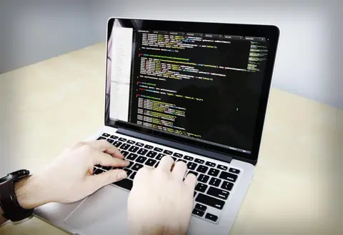 Computer portatile con codice sullo schermo