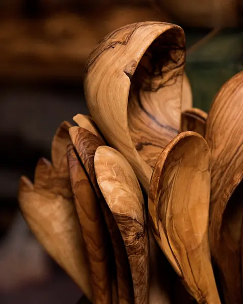 Cucchiai in legno d'ulivo intagliati a mano