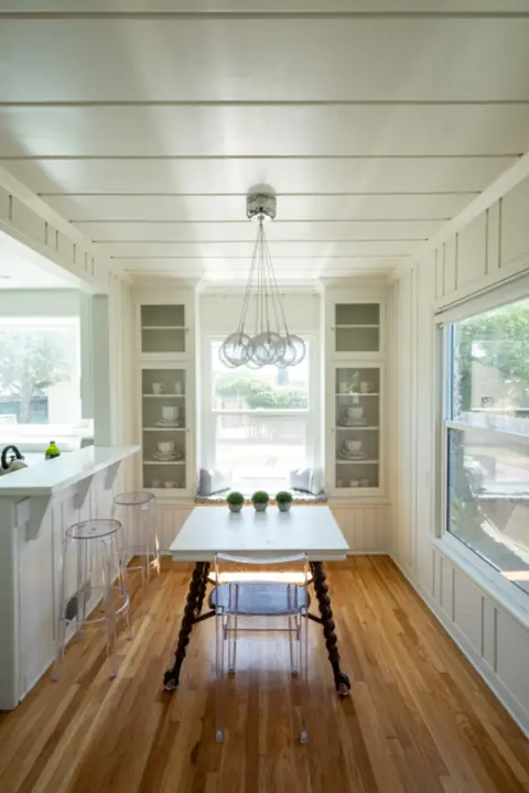 Cucina luminosa con pavimento in legno