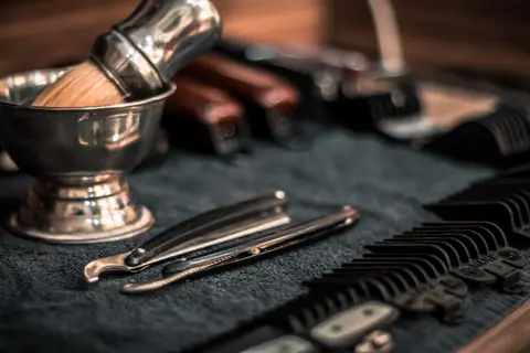 Pennello da barba, rasoi e macchinette sul banco