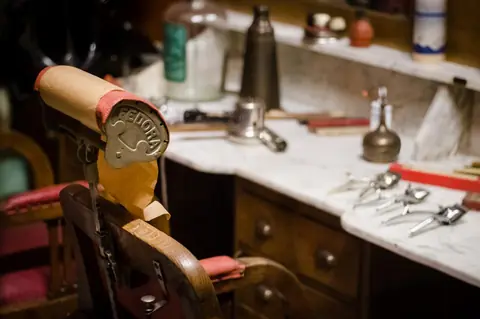 Postazione d'epoca con poltrona e specchio